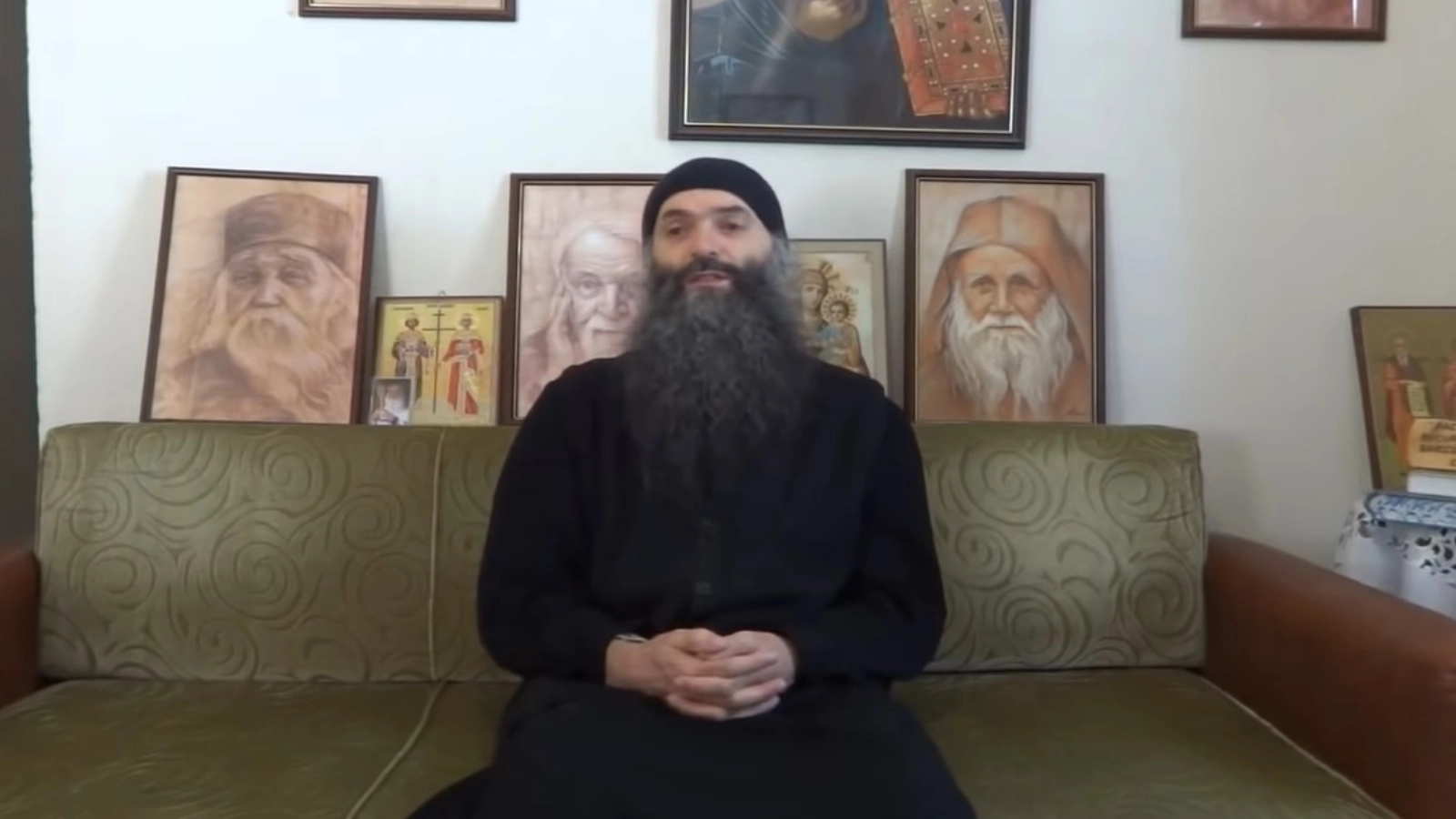 Părintele Pimen Vlad de pe Muntele Athos „dă de pământ” cu cei care cred în horoscop și descântece: „Creștinul nu trăiește vânând norocul, ci căutând voia lui Hristos”