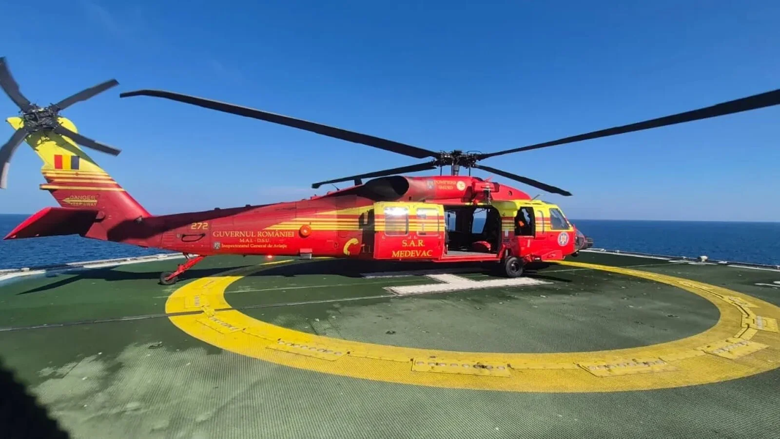 FOTO Misiune de salvare în Marea Neagră. O persoană, evacuată cu un Black Hawk de pe o navă din zona Neptun Deep