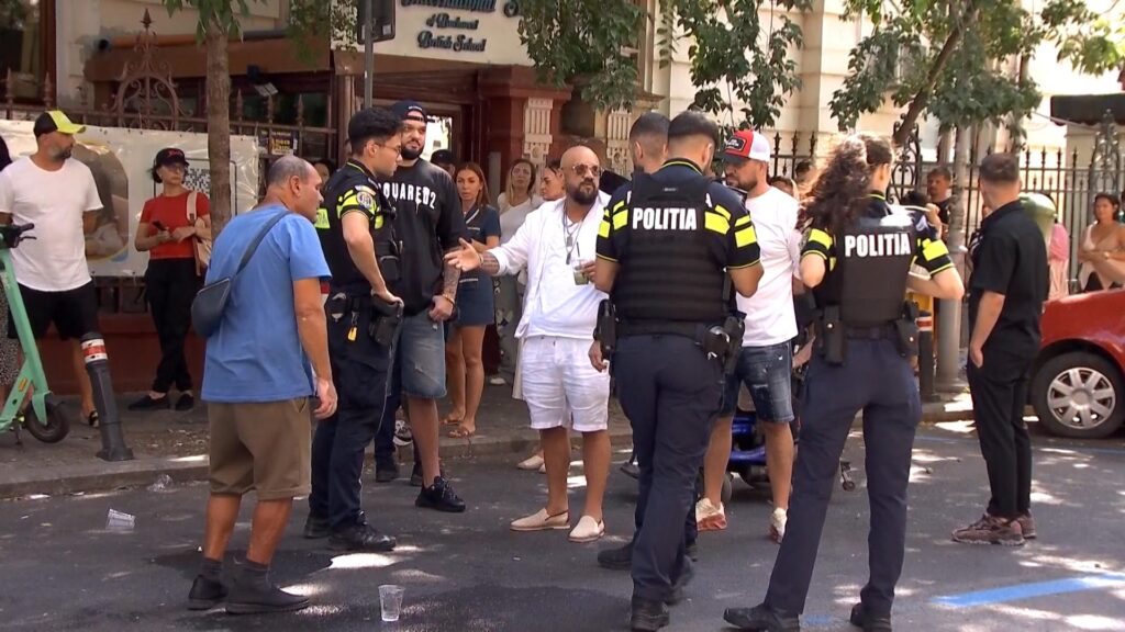 Doi bărbați s-au luat la bătaie, la coadă la merdenelele din Piața Amzei / Poliția Capitalei: Bărbatul care a declanșat agresiunea și care a folosit un spray lacrimogen a fost imobilizat și încătușat