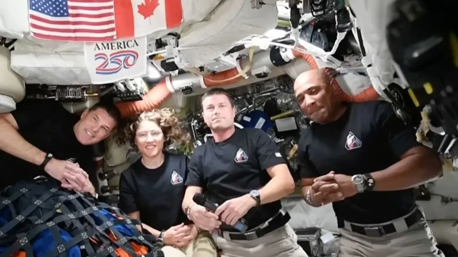 Astronauții Artemis II, recompensați cu cea mai înaltă distincție spațială a SUA după ce au doborât recordul de distanță al Apollo 13
