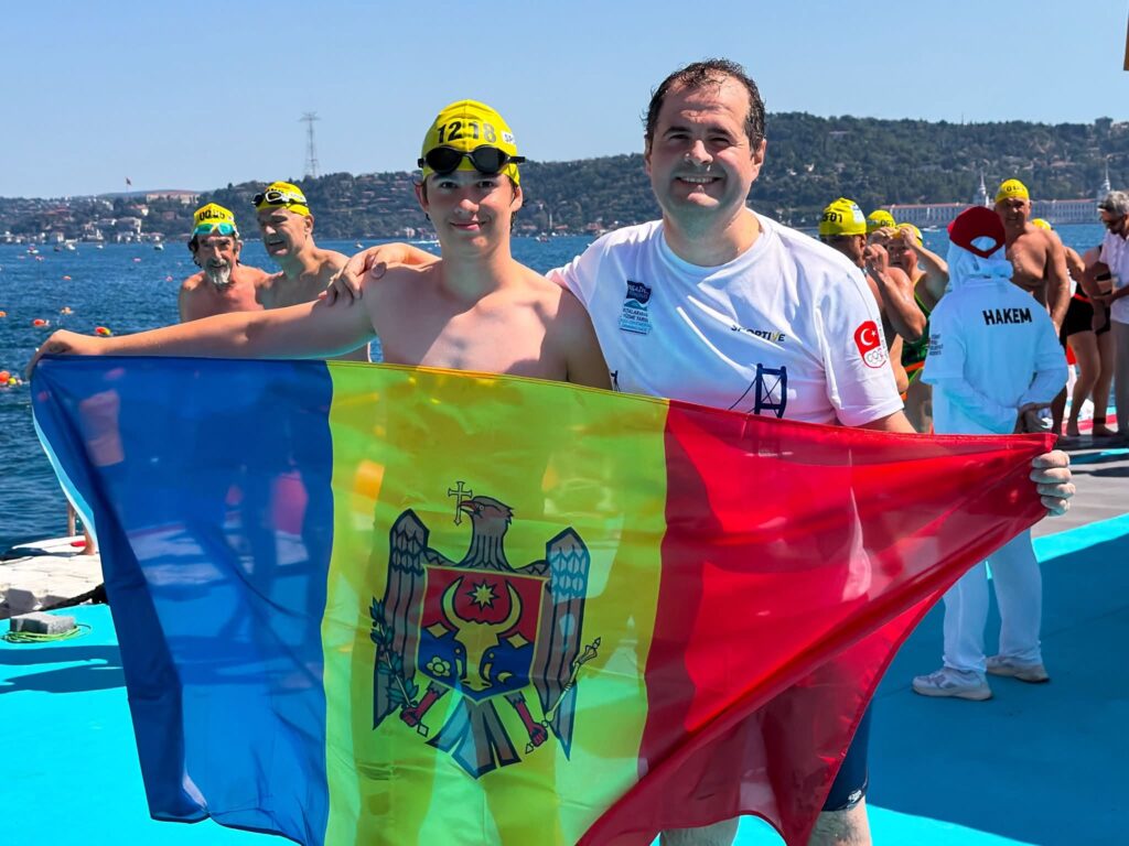 Premierul moldovean Vasile Tofan a traversat Bosforul înot alături de fiul său