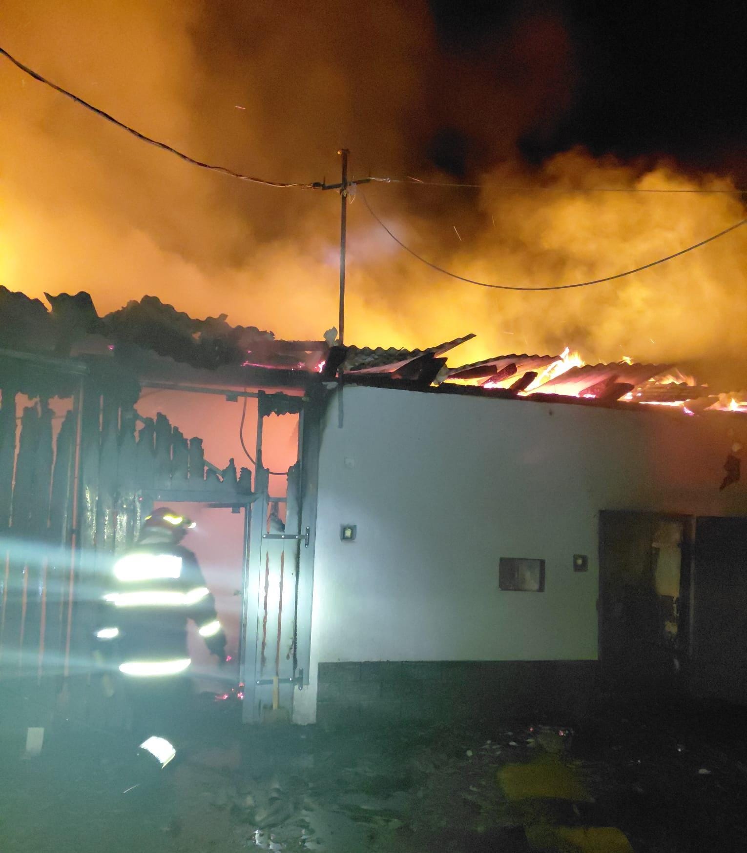 Incendiu devastator într-o localitate clujeană. O fermă a ars în totalitate. Doi oameni au avut nevoie de îngrijiri medicale