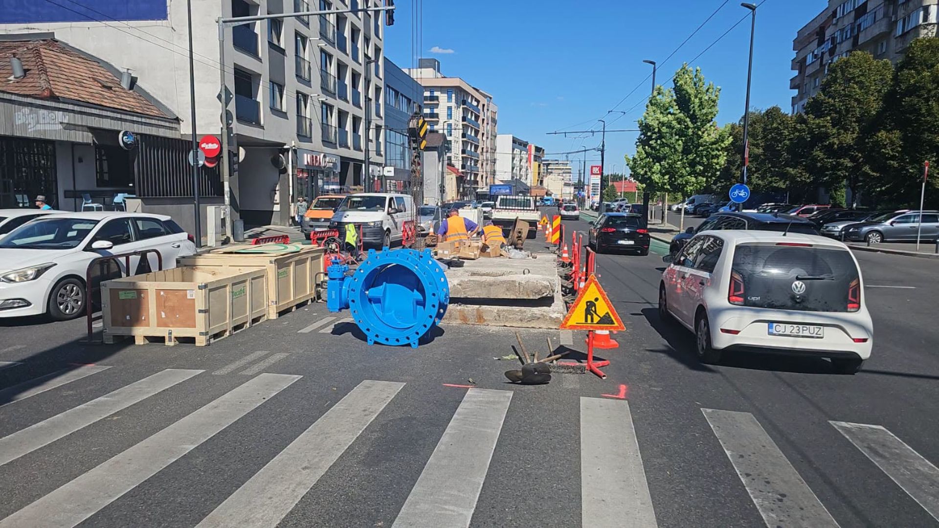 Avarie importantă la rețeaua de apă în Cluj-Napoca! Echipele Companiei de Apă Someș lucrează de urgență, iar traficul a fost restricționat în zonă