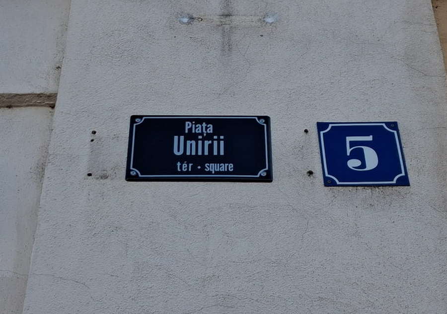 Municipiul Oradea are plăcuțe trilingve pe străzi / „Nu asta am cerut!”, susține autorul proiectului de bugetare participativă