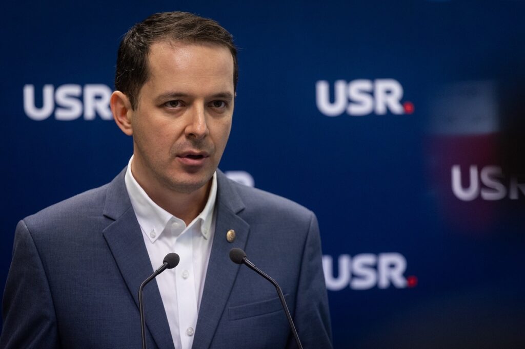 Cristian Seidler (USR), către PNL și UDMR: Stingeți lumina împreună cu PSD și o parte din extremiști? Acum au venit după noi, au băgat Constituția în beznă și sunt pe cale să stingă democrația. Mai apoi vor veni după voi