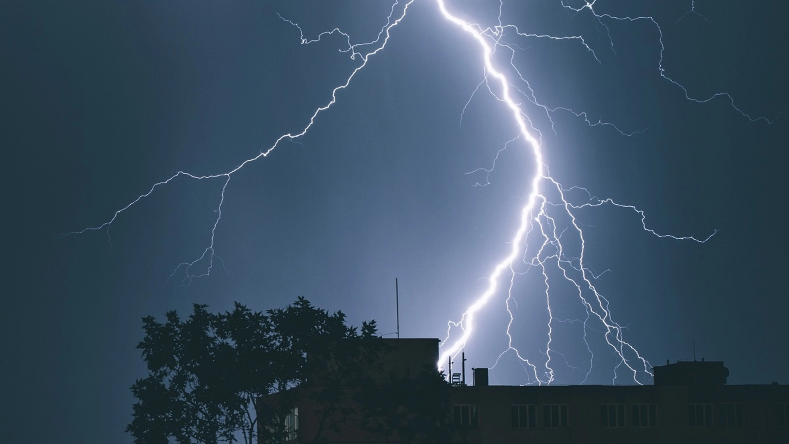 Meteorologii ANM au publicat harta județelor unde furtunile și vijeliile vor lovi puternic: Vom înregistra și o scădere a temperaturilor