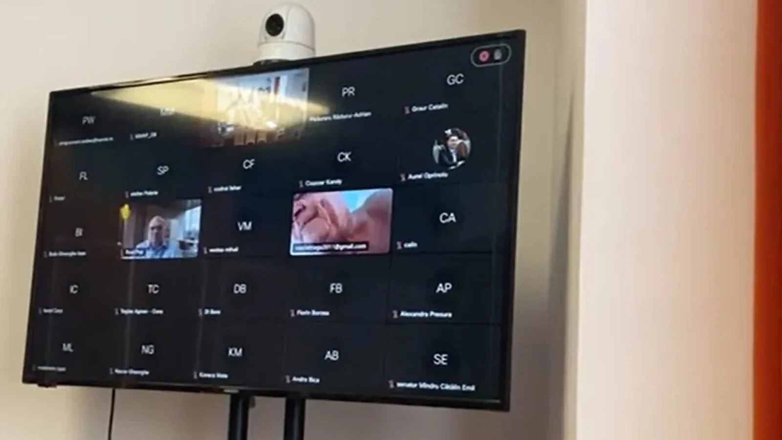 VIDEO Blaga a intrat dezbrăcat să o certe pe senatoarea Nadia Cerva în ședința unei comisii