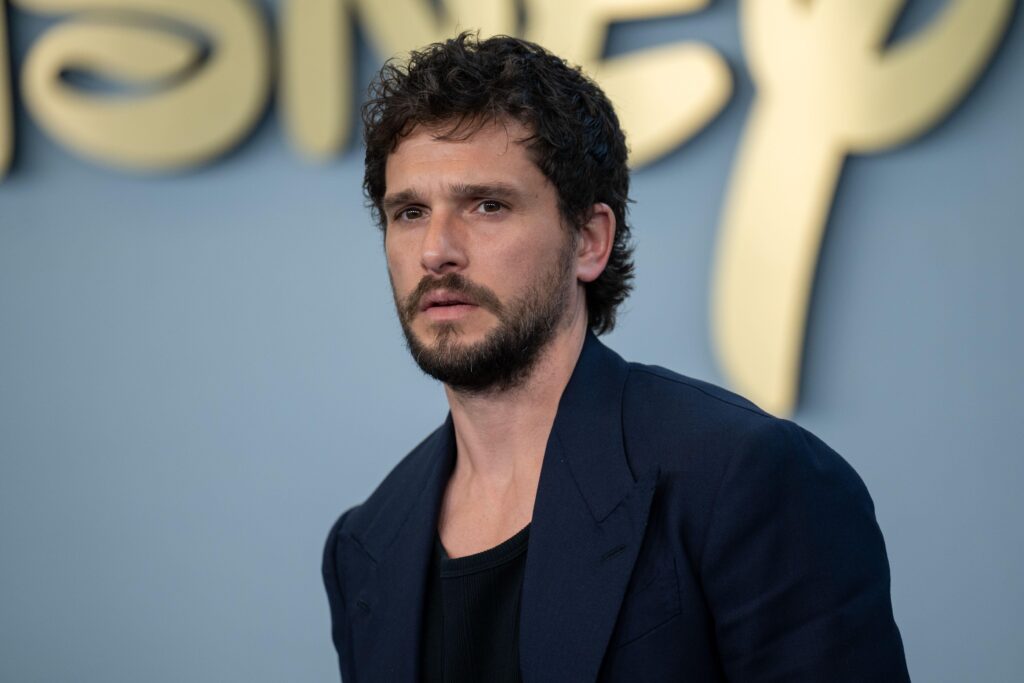 Kit Harington îl va interpreta pe Gilderoy Lockhart în sezonul al doilea al serialului „Harry Potter”