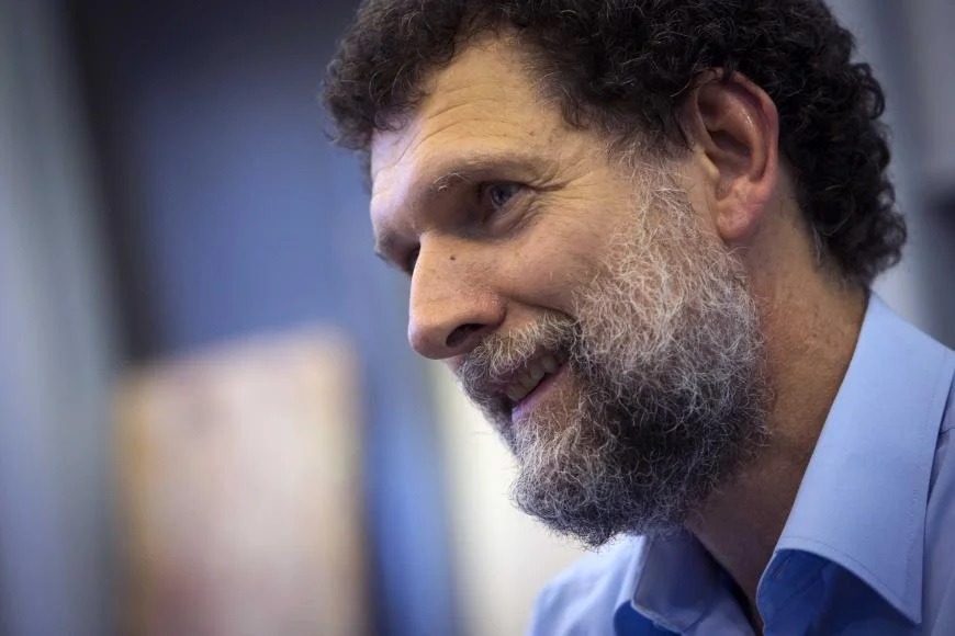Turcia trebuie să îl pună în libertate pe opozantul Osman Kavala și să-i plătească daune de 110.000 de euro, a decis Curtea Europeană a Drepturilor Omului
