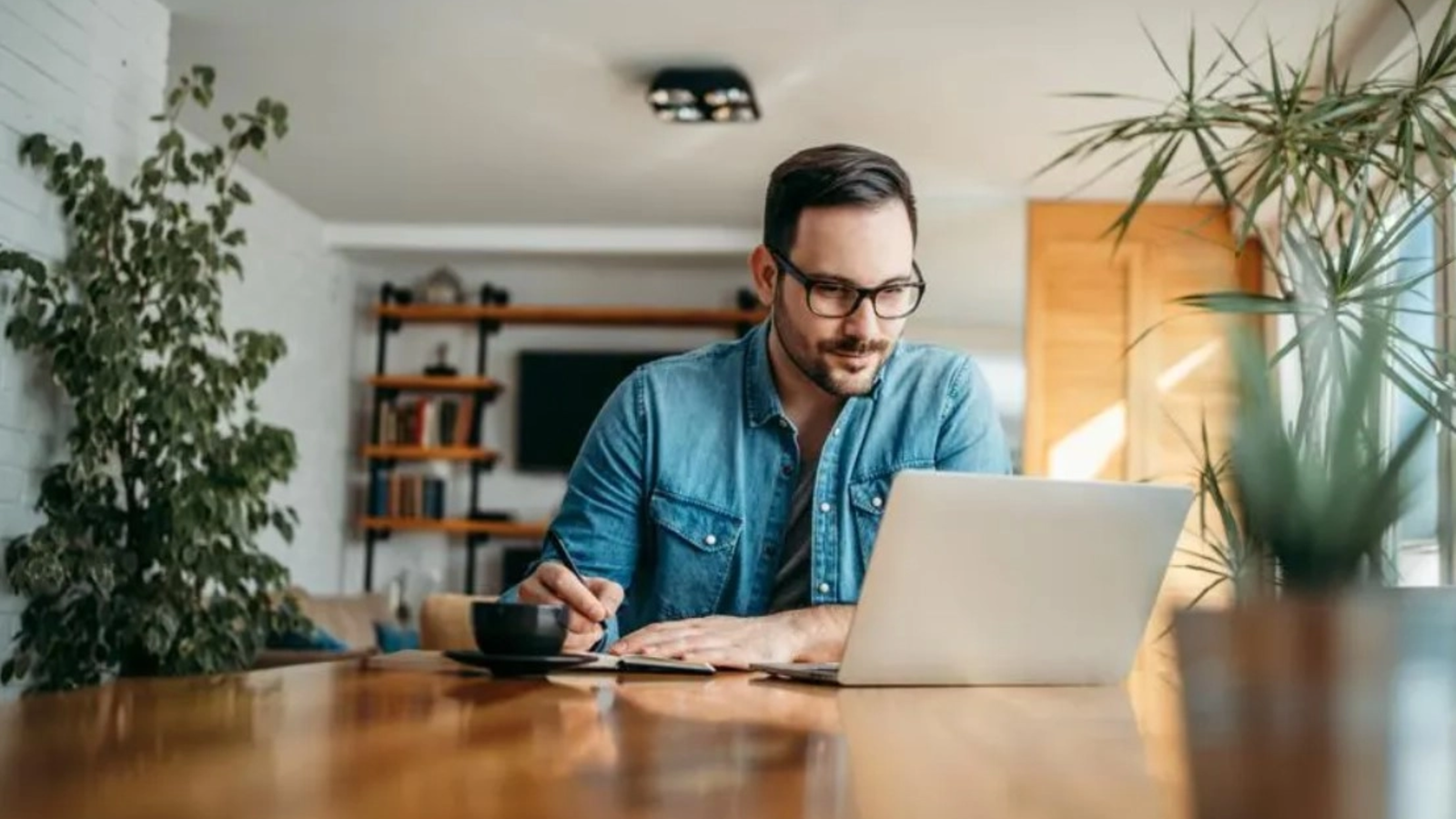 Salariații, monitorizați de patroni prin laptop și telefonul de serviciu: Ce este 'Bossware', metoda care îi arată șefului unde ești și cât muncești