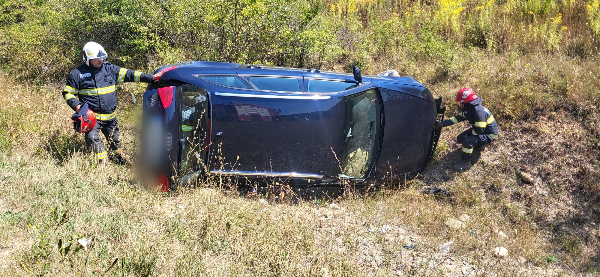 Mașină răsturnată pe centura Vâlcele-Apahida din Cluj! Un șofer de aproximativ 30 de ani, evaluat de SMURD. A intervenit descarcerarea