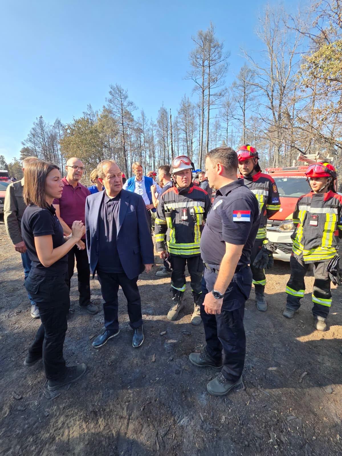 Pompierii români, în prima linie împotriva incendiilor! Au întins o linie de furtun de 1.000 de metri