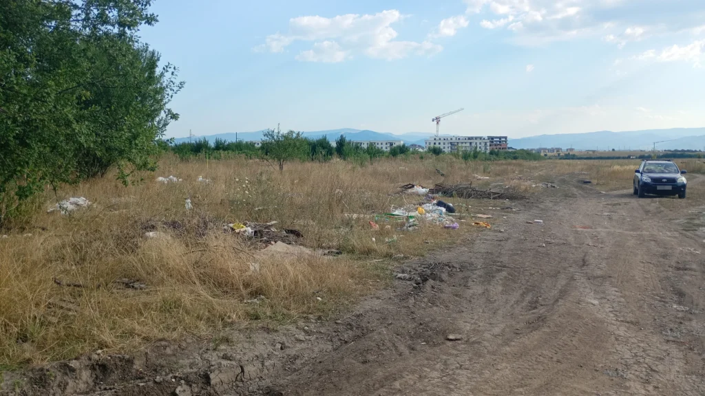 Groapă ilegală de gunoi pe terenul unde ar fi trebui să se ridice noul spital județean din Sibiu / Moloz, mobilă stricată, pungi de plastic și sticle de alcool / „Aici nu se va face spital până faci tu barbă albă”