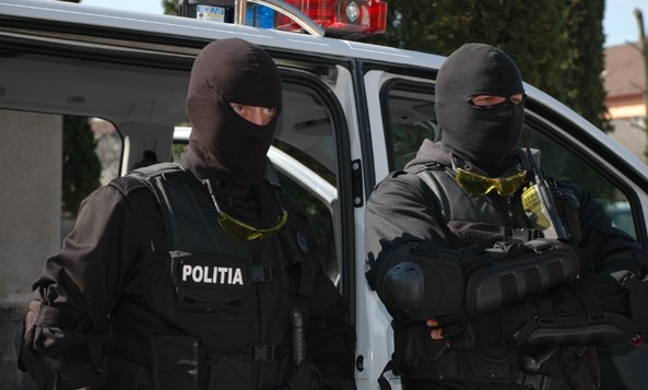 Echipaj de poliție atacat în centrul Brașovului / Șapte covăsneni au fost reținuți după o nouă intervenție a ”mascaților” și jandarmilor