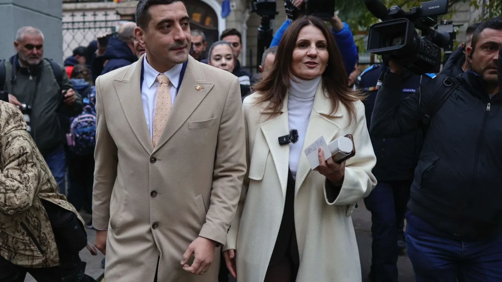 Jocuri de culise în Senat: Se suspectează un blat între USR și AU. Anca Alexandrescu intervine cu un apel către parlamentarii AUR și citează din George Simion