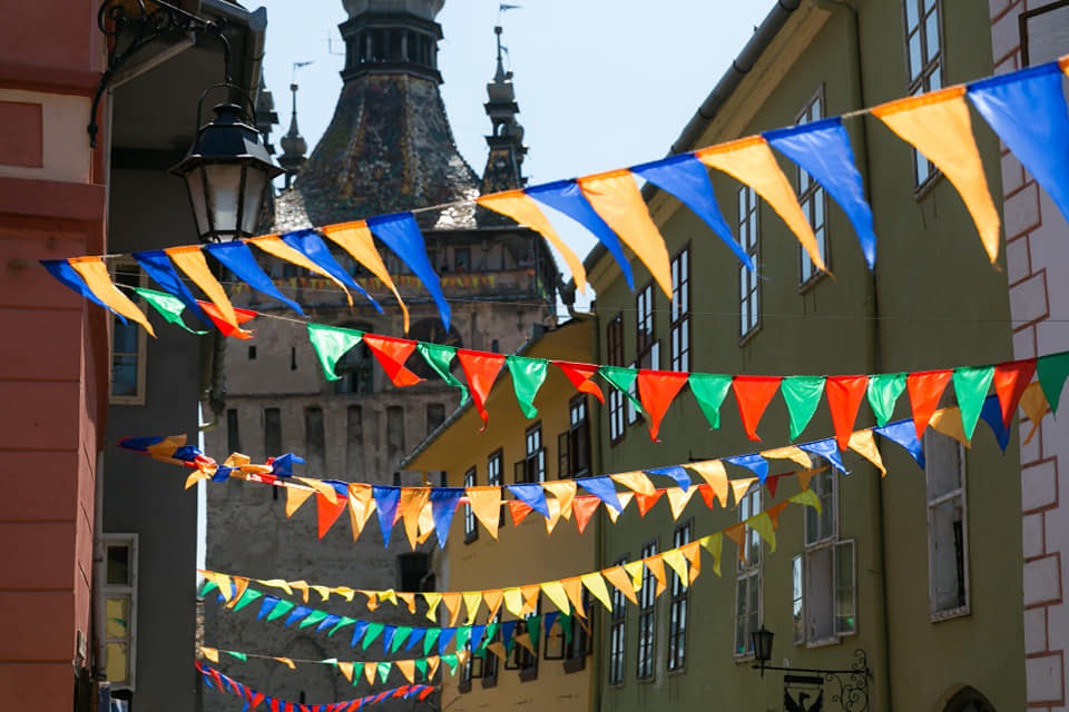 Sighișorenii din cetatea medievală se plâng de poluare fonică în timpul festivalurilor / ”Chiar dacă geamurile sunt închise, bass-ul pătrunde prin structura clădiri” / Se cer limitatoare de decibeli și respectarea orelor de liniște