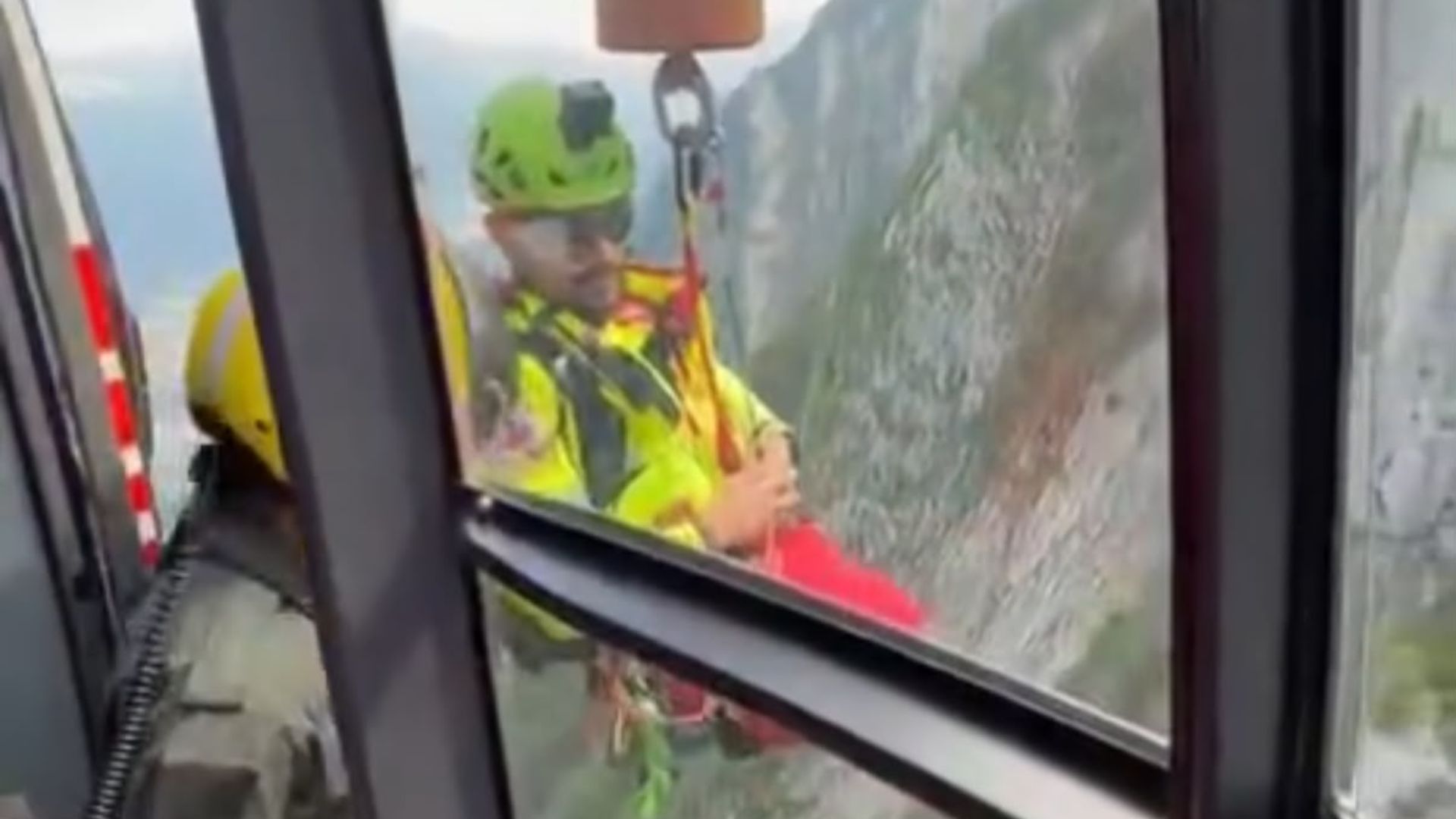 VIDEO. Trei tineri, recuperați cu elicopterul din Bucegi după ce au rămas blocați pe un traseu nemarcat: Inconștiența era să-i coste scump
