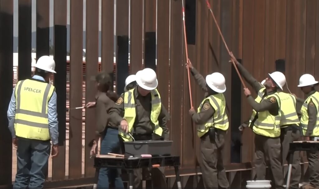 Autorităţile americane reiau construcţia zidului de 100 de kilometri la graniţa dintre Arizona şi Mexic