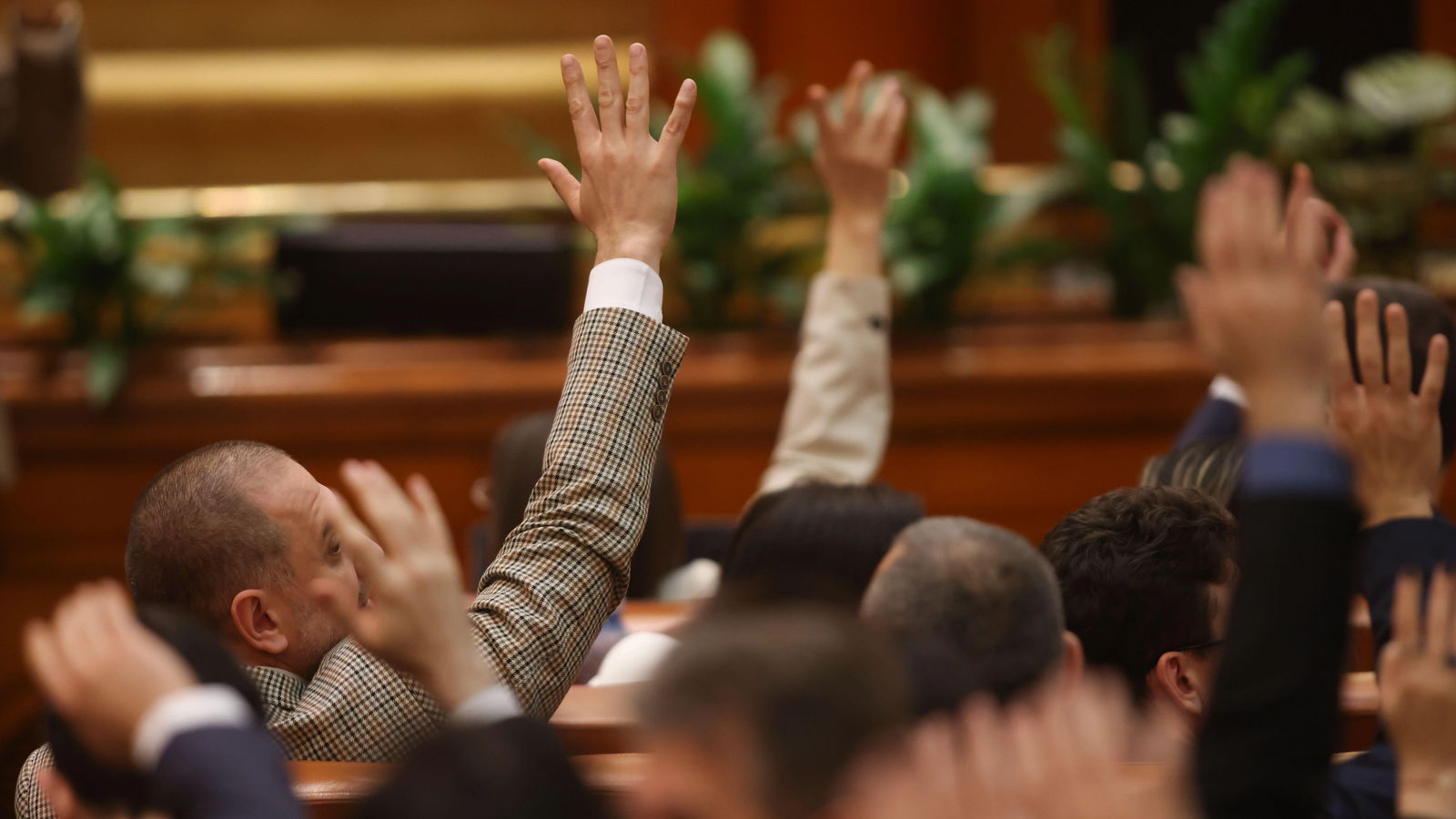 Legea ireversibilității: 5 ani nu se mai pot modifica reformele introduse prin PNRR / Dezbatere și vot de urgență în Parlament