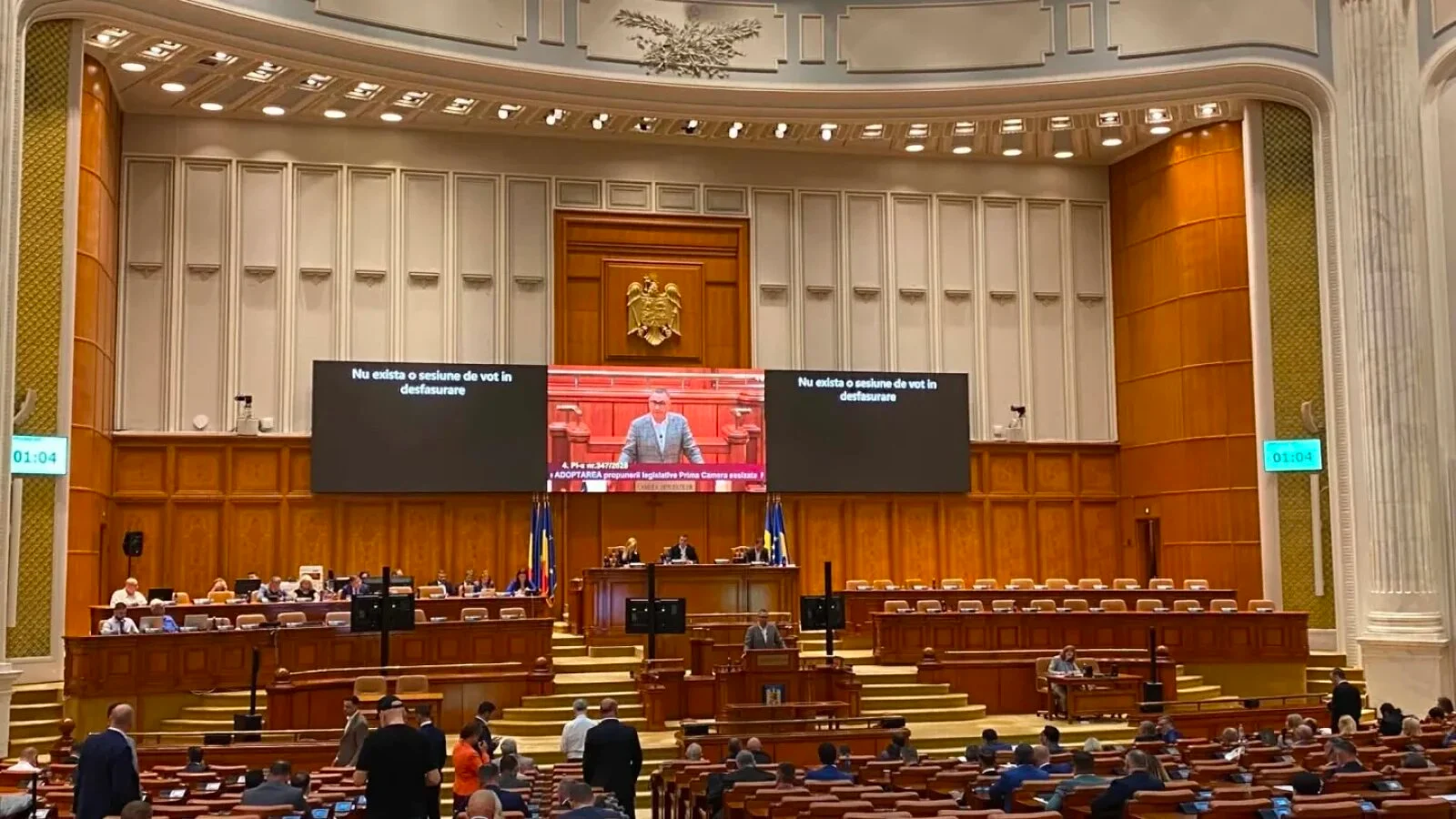 Undă verde la legea care prevede eliminarea asimilării personalului contractual cu funcționarii publici! Ponta, săgeți către Fritz și Guvernul demis Bolojan