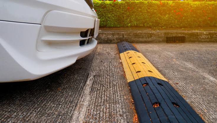 Pericol pe o stradă din Cluj-Napoca după lucrările de asfaltare! Limitatoarele de viteză au dispărut de pe carosabil: „Viteza a crescut considerabil!”