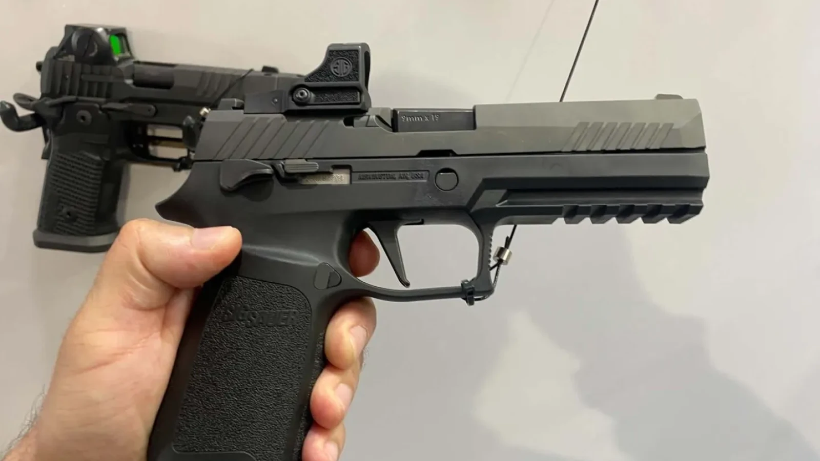 Scandal cu focuri de armă: un primar a tras cu pistolul, după un conflict la o tranzacție