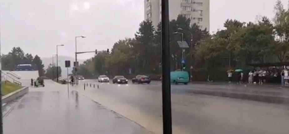 Clujul, luat prin surprindere de ploaia torențială! Străzile au fost inundate