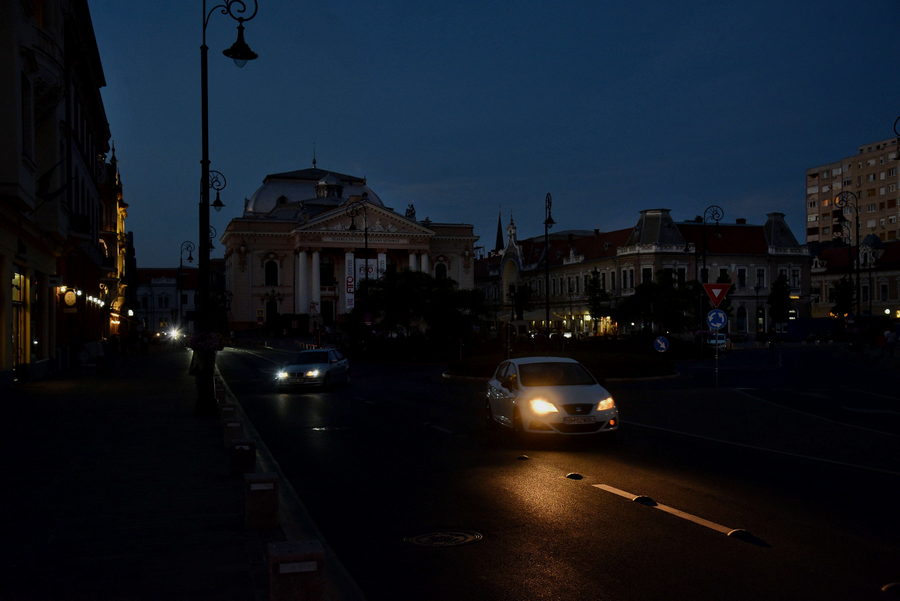 Orădenii critică dur aprinderea cu întârziere a iluminatului stradal: Aduce economii modeste