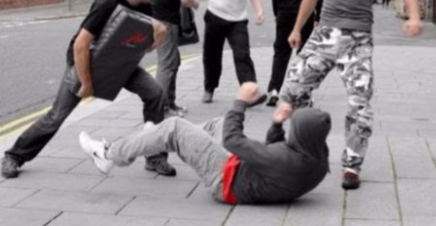 Scandal violent în Cluj! Trei bătăuși au atacat mai multe persoane. Victimele s-au refugiat într-un magazin, dar agresorii au vrut să intre cu forța