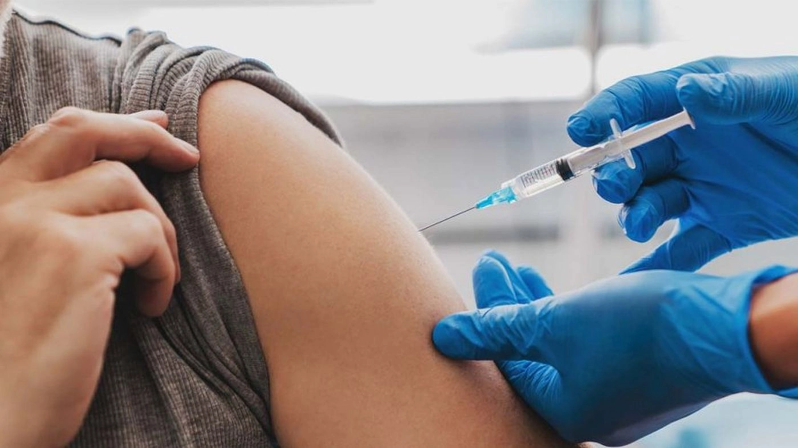 O nouă victorie în lupta cu cancerul: Un vaccin bazat pe tehnologia ARNm reduce la jumătate riscul de recidivă