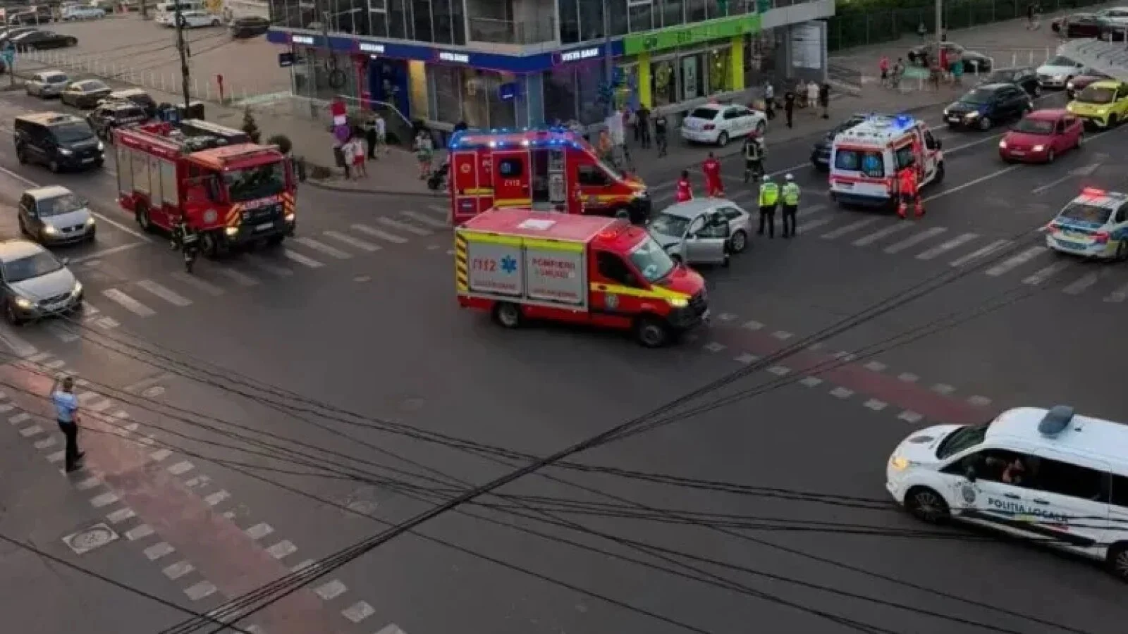 Un bărbat a intrat cu mașina direct într-o autospecială de Poliție: Inclusiv polițistul, dar și un copil au ajuns la spital