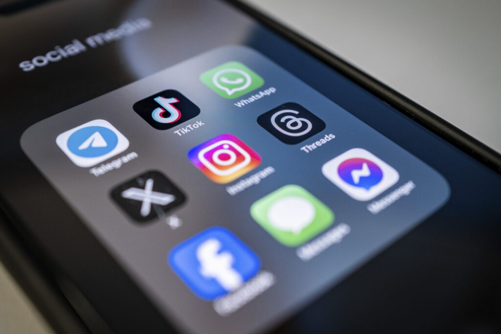 Fără Instagram și Facebook după miezul nopții / Meta introduce restricții de timp și ascunde like-urile pentru utilizatorii sub 18 ani