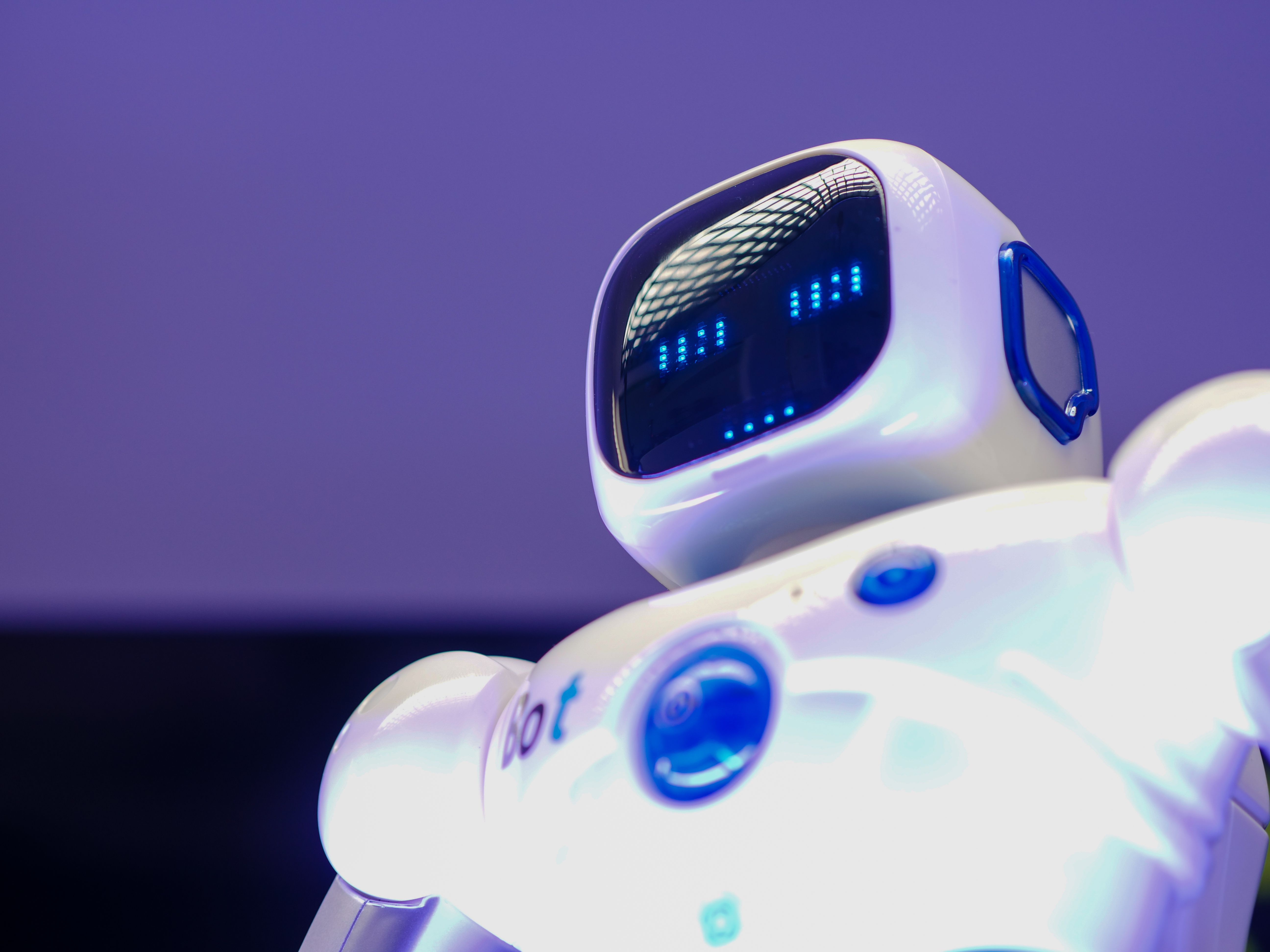 Un răspuns oferit de un ChatBot l-a costat pe un român penalități de 55% la ANAF