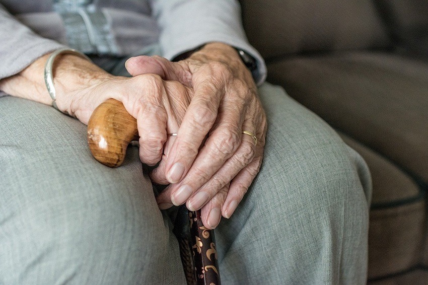 Pensionarii din Caraș – Severin renunță la biletele de tratament / Sunt nemulțumiți de condițiile de cazare / „Dacă cineva renunță, biletul se repartizează altei persoane”