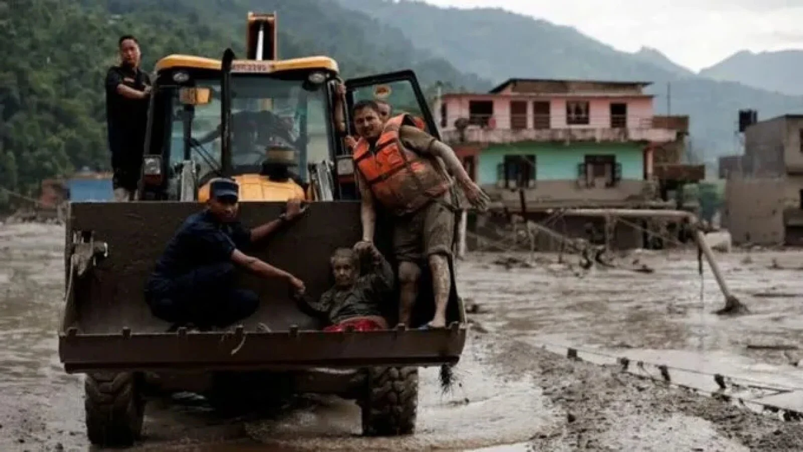 FOTO Poveste incredibilă de supraviețuire în Nepal. Un tânăr măturat de viitură a fost salvat de un mango: „Dacă nu ar fi existat, aș fi murit luat de valuri”