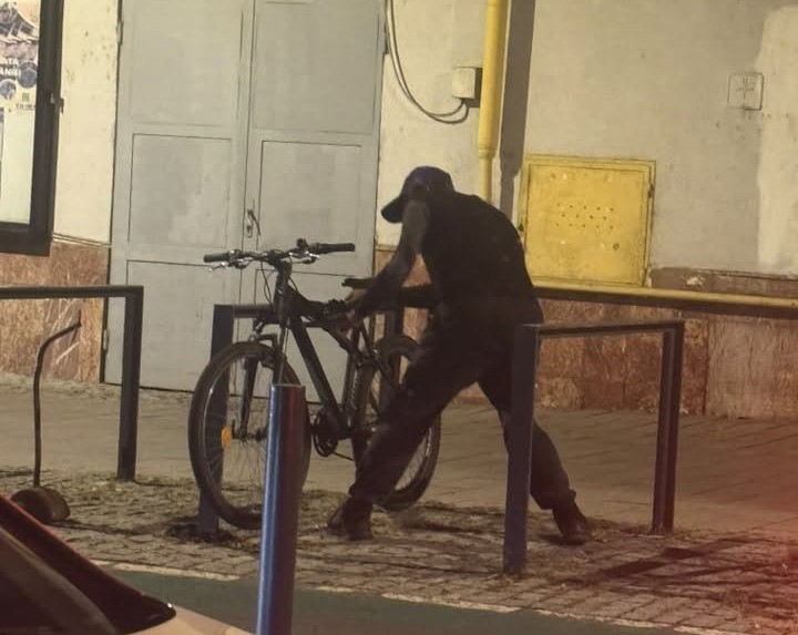 Clujean surprins în timp ce încerca să fure o bicicletă, în centrul orașului. „Am strigat la el din mașină, dar n-avea nicio treabă”