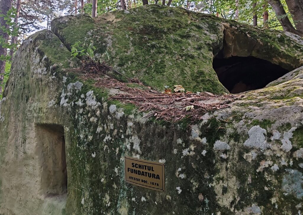 Un preot-călugăr a construit fără autorizație un acoperiş modern pe schitul Fundătura, vechi de secole, parte din ansamblul Nucu-Ruginoasa-Aluniş aflat în Geoparcul UNESCO Ţinutul Buzăului / Autorităţile au deschis o anchetă