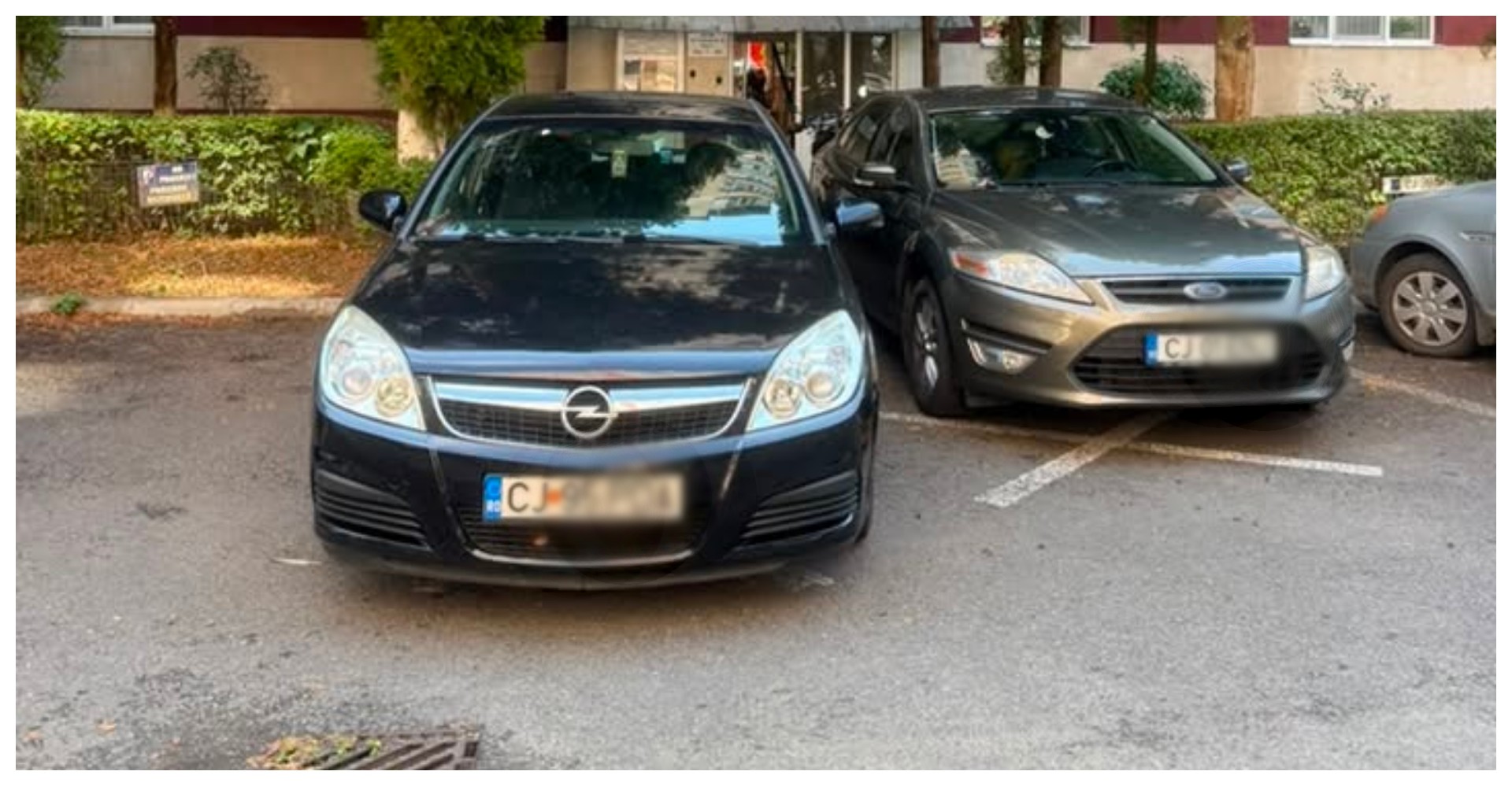 O mașină a fost lăsată fix în fața blocului, pe trotuar, în Cluj-Napoca: „Pe unde se presupune că va trece lumea?”