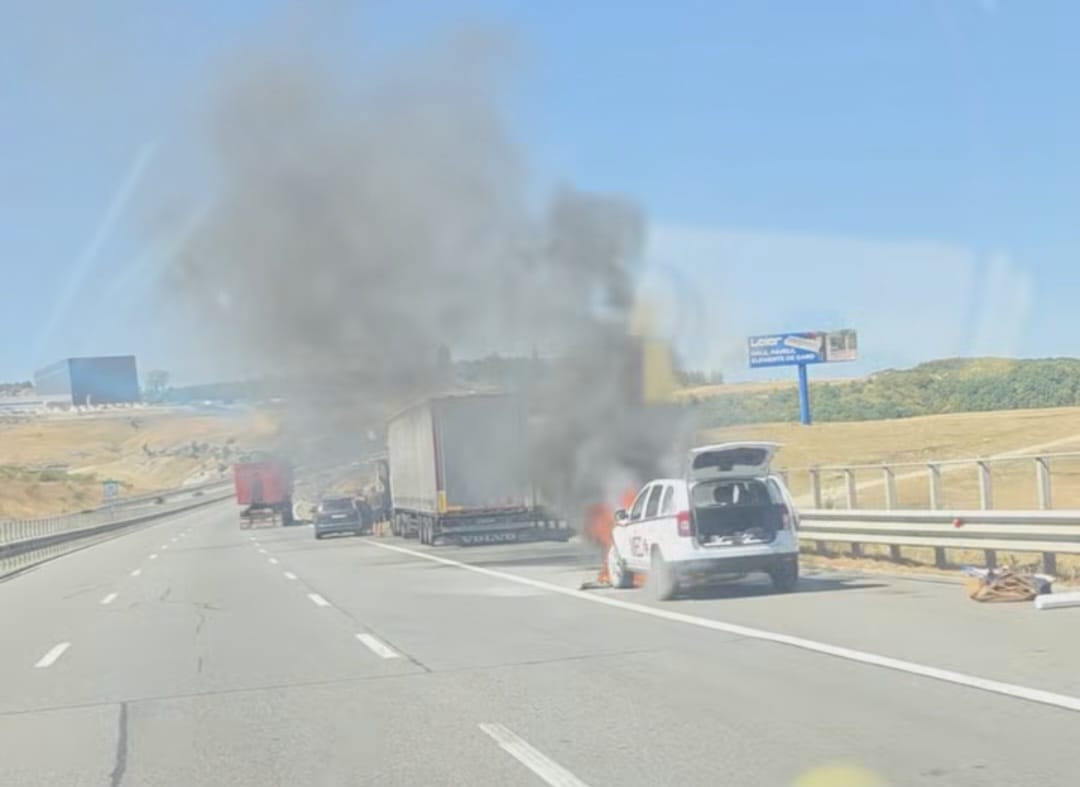 VIDEO Mașină în flăcări pe Autostrada A3, în apropiere de Cluj! Pasagerii s-au autoevacuat