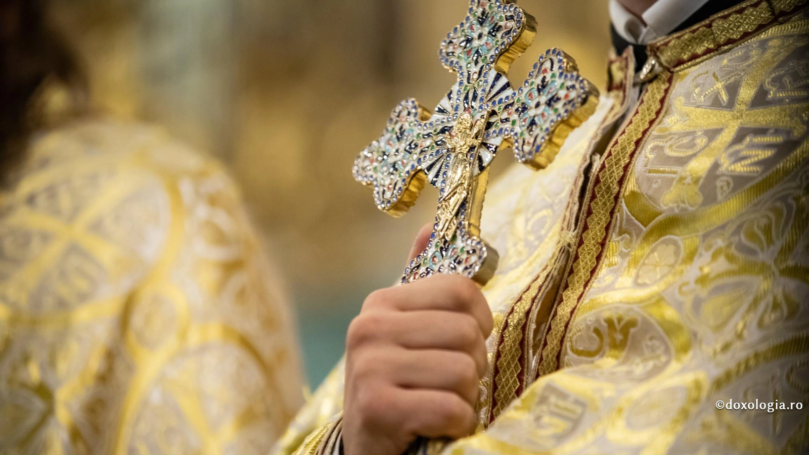S-a întors din străinătate și și-a găsit soția cu gemeni: Preotul satului ar fi recunoscut 'păcatele', iar Episcopia l-a 'dezbrăcat' de haina preoției