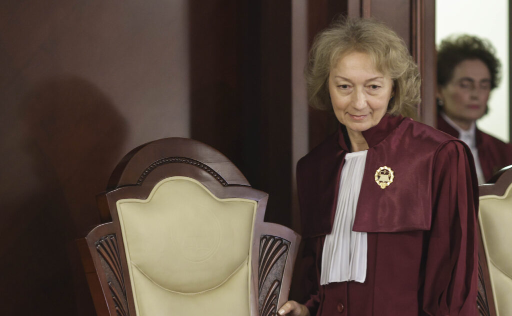 Bolojan nu regretă că s-a întâlnit cu preşedinta CCR la Senat: A fost o întâlnire într-o instituţie publică