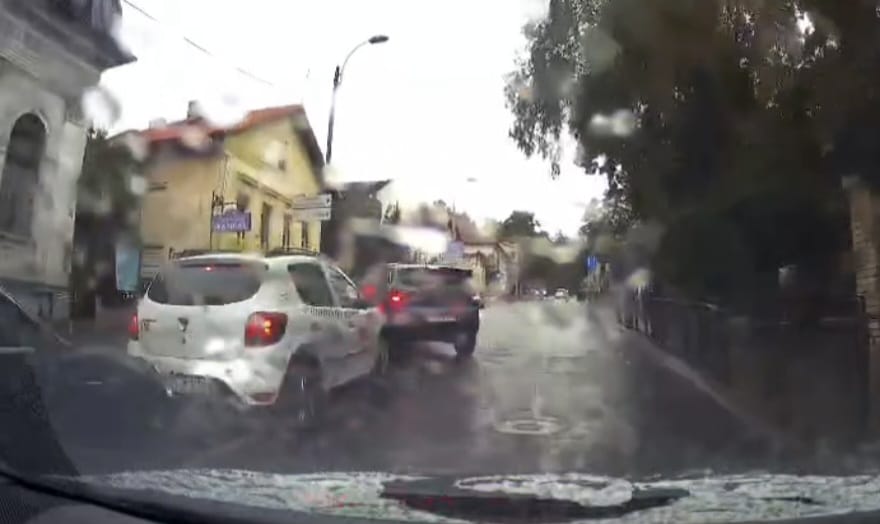 VIDEO. Accident evitat în ultima clipă la Cluj! Un șofer a tăiat brusc calea mai multor mașini