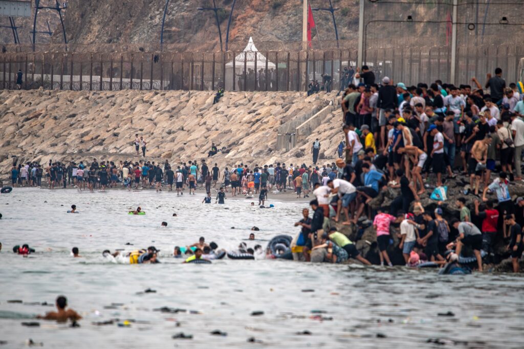 Spania solicită ajutorul UE pentru gestionarea migranţilor în Ceuta