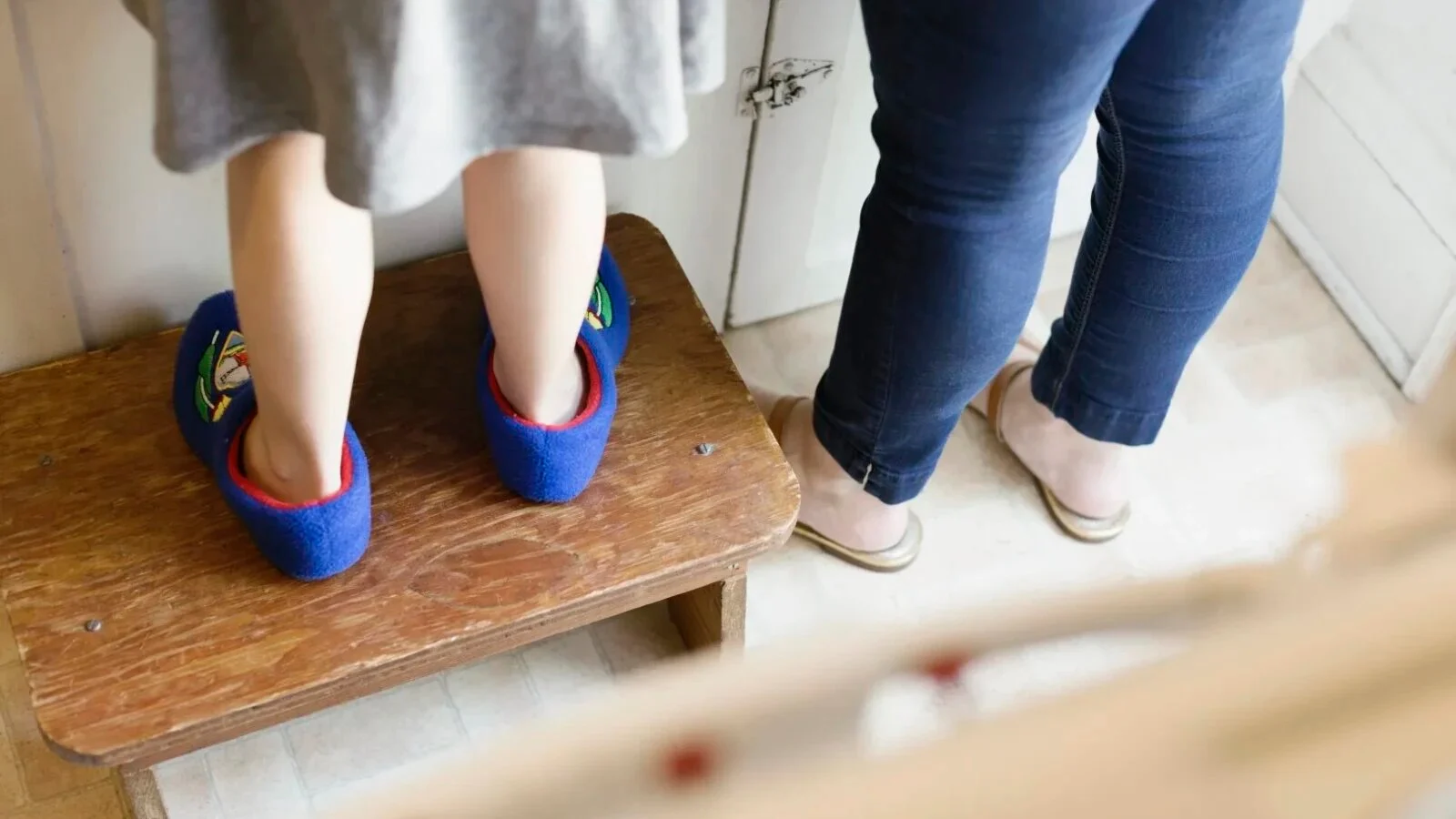 Copilul tău se plimbă prin casă în pantofii tăi? Ce înseamnă, de fapt, acest obicei, potrivit unui psiholog