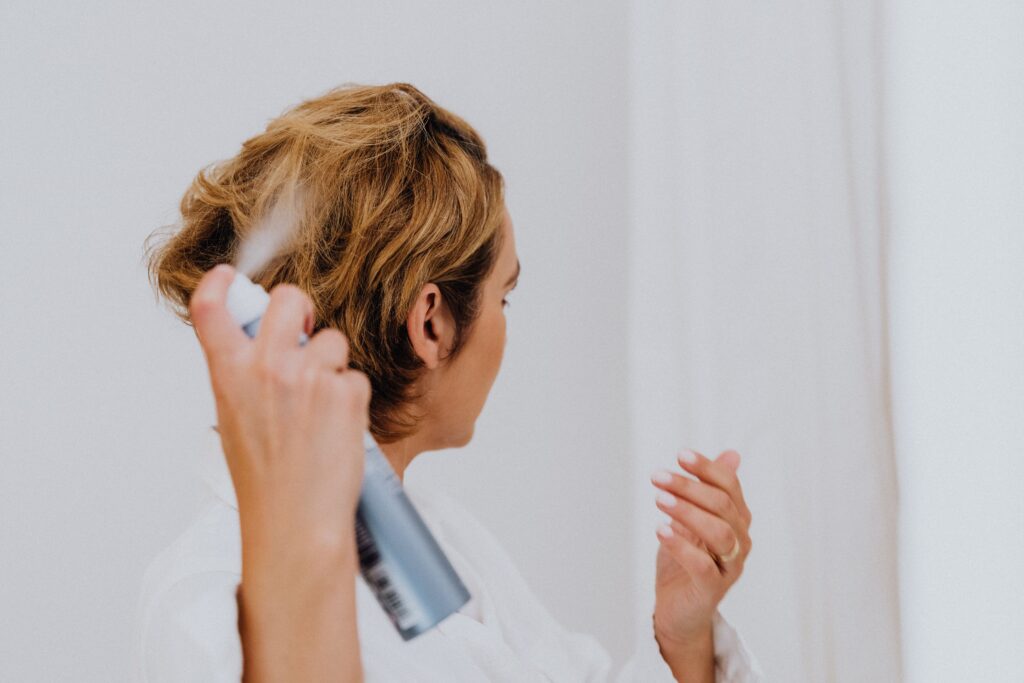Cum îți faci coafura să reziste toată ziua fără fixativ: trucurile de styling care păstrează volumul, buclele și forma părului