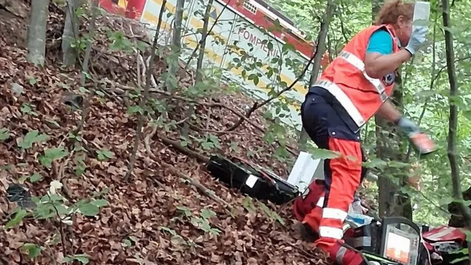 Accident groaznic: Un tânăr pompier a zburat cu motocicleta direct într-o râpâ de 30 de metri. Un coleg a coborât după el, dar nu a mai putut face nimic