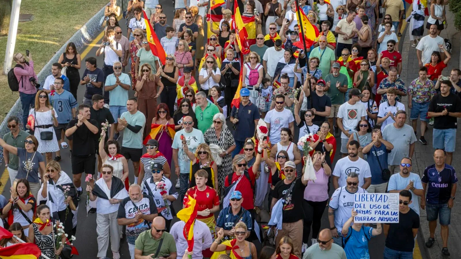 Situația degenerează la Ceuta: Marocanii s-au luat la bătaie cu soldații. Naționaliștii spanioli se bat cu imigranții prin tot orașul
