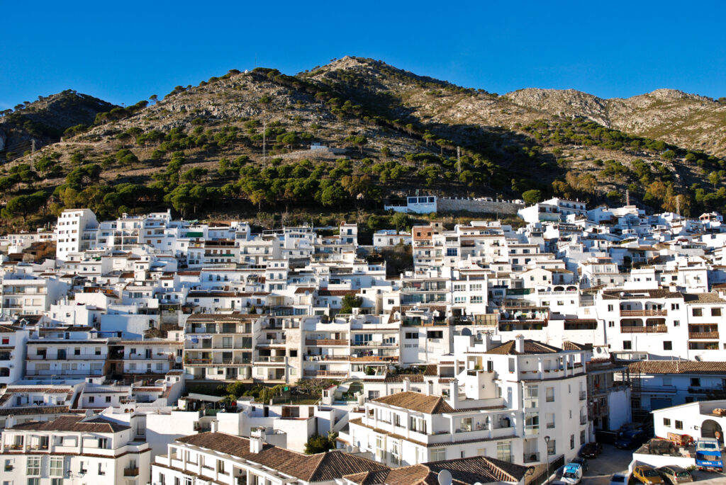 De ce sunt albe satele din Andaluzia? Povestea unei tradiții vechi de secole