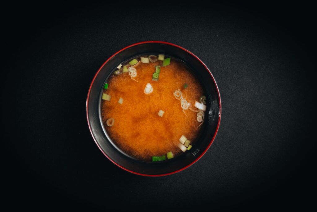 Miso, ingredientul care ar putea susține sănătatea creierului și a intestinului