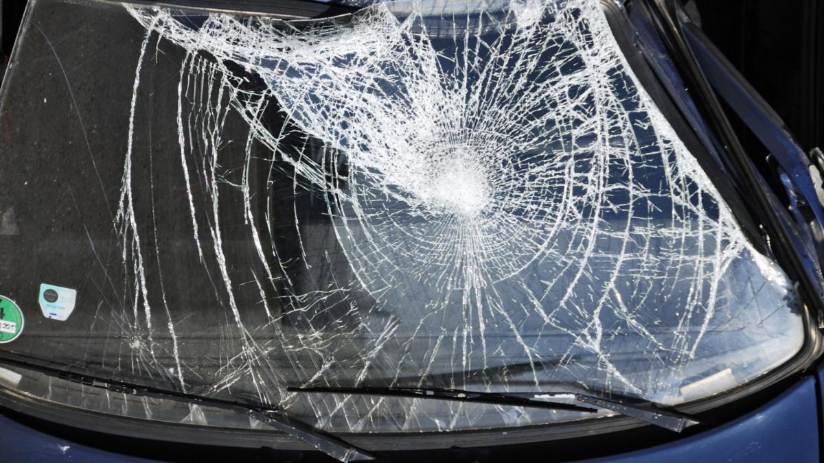 Un tânăr beat criță și fără permis a furat o mașină din Cluj! A fost prins de polițiști cu parbrizul spart și cu un complice lângă el